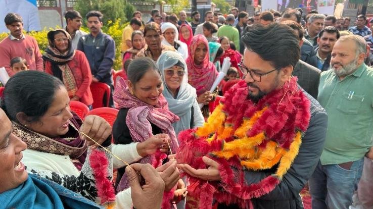 Una: Lakhs of people are joining Modi's guaranteed vehicle every day: Anurag Thakur