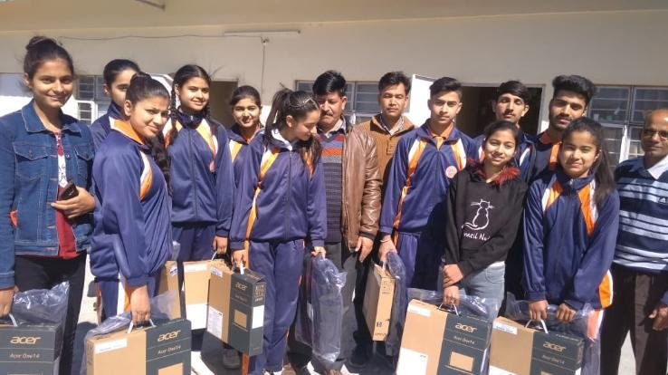 परीक्षा में बेहतरीन प्रदर्शन दिखा किए लैपटॉप प्राप्त