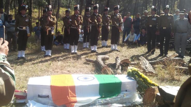 पूरे सैन्य सम्मान के साथ ध्यान सिंह को दी अंतिम विदाई 
