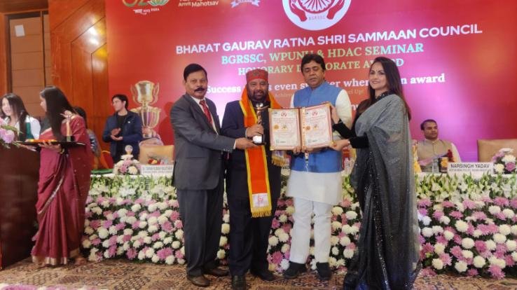 Una: Donor Dr. Mahindra Sharma received Bharat Gaurav Ratna Award.