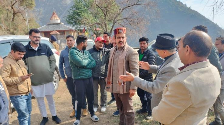 Public Works Minister Vikramaditya Singh reached Thathri village of Dharamshala.