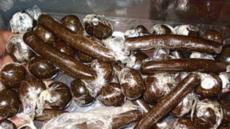 Noorpur: Police caught drug smuggler with one kilo of hashish.