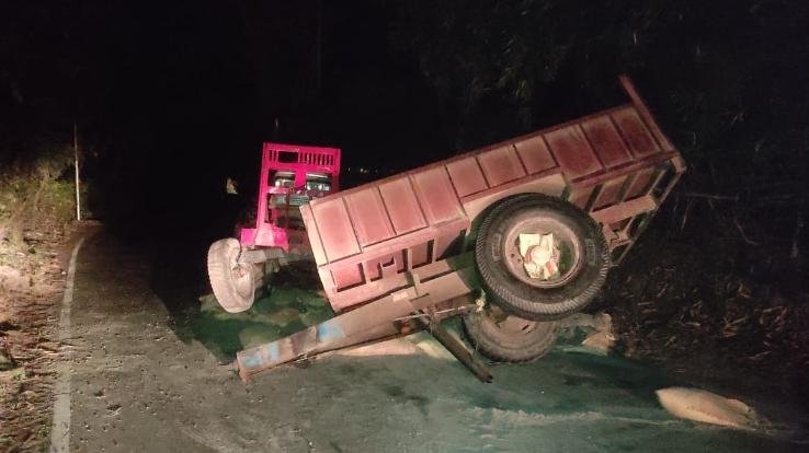 Dadasiba: Tractor trolley overturned on the road in Rodi Kodi, rider narrowly escaped  123