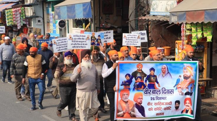 Una: On Veer Bal Diwas, city kirtan took place till Gurudwara Shaheed Singha under the leadership of Satpal Satti.