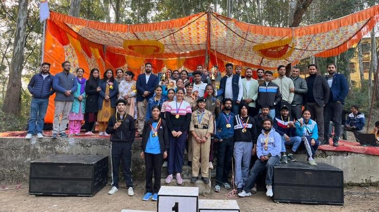  Indora: Nitika and Vikas won the title of best athlete in Dehri College.