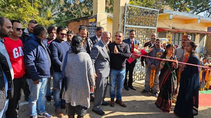 Solan: Meritorious children honored in Adarsh School Dharampur