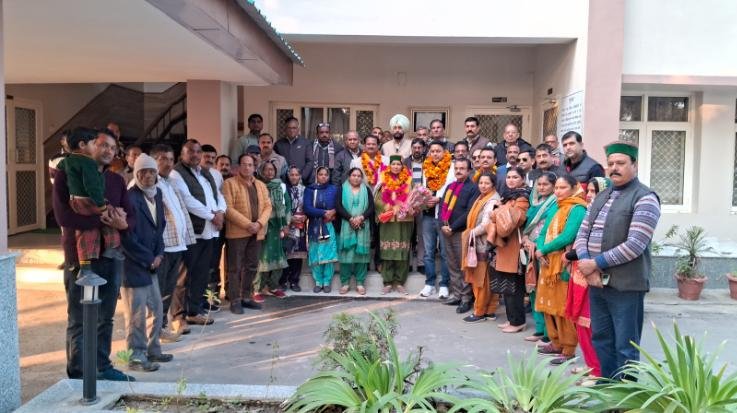 Amb: Chintpurni Congress celebrated the 139th foundation day of the party at the booth level.
