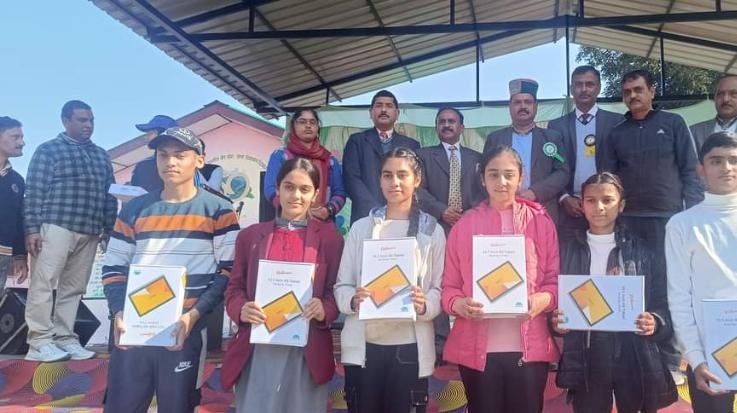  Dehra: Surinder Mankotiya distributed laptops to meritorious students in Rakkad.