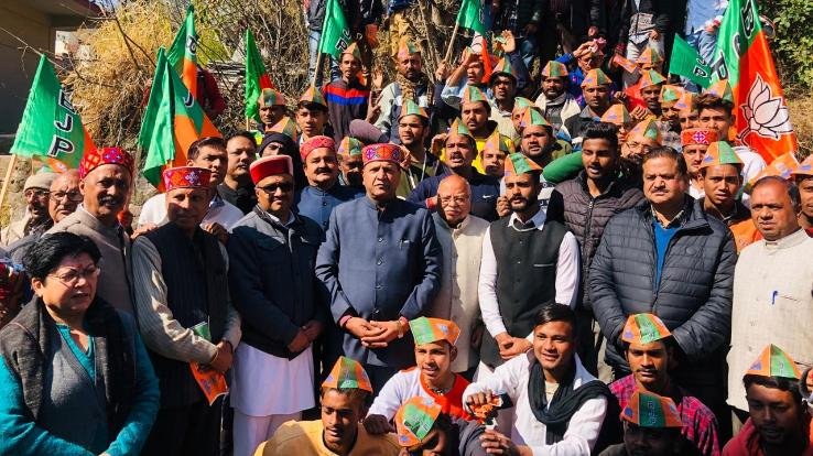 प्रदेश भाजपा अध्यक्ष डॉ राजीव बिंदल ने संभाला मोर्चा, 120 लोगों ने थामा भाजपा का दामन