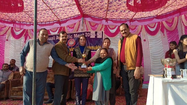 Jwalamukhi: Shia and Akhil won the title of best athlete in Jwalamukhi College.
