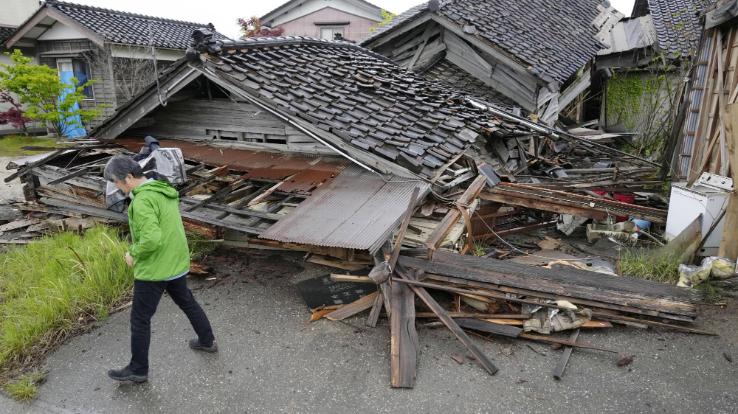 Earthquake with a magnitude of 7.5 hits Ishikawa Prefecture in Japan, creates chaos