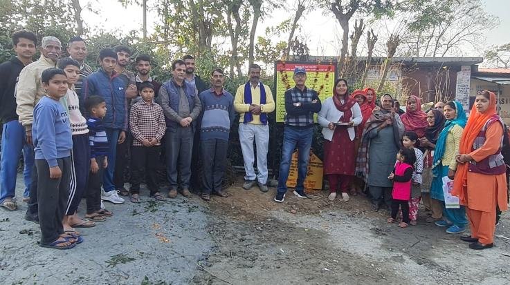 Volcano: Road built with public cooperation in Hiran Panchayat, Pradhan inaugurated it with the public