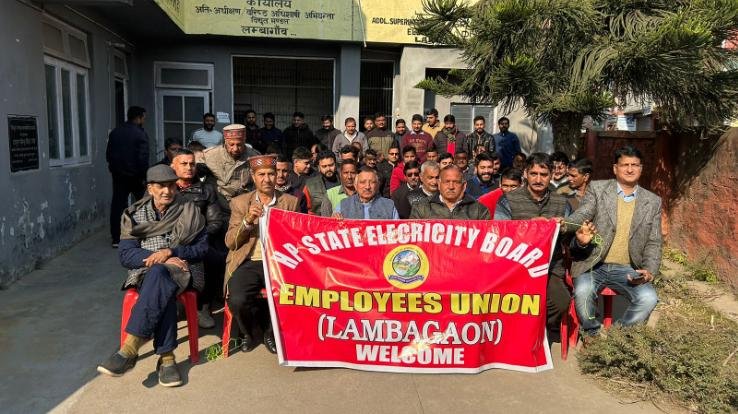 Jaisinghpur: Electricity board employees angry over not receiving salaries