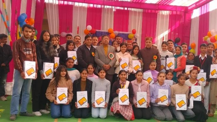  Dharamshala: Ashish Butail distributed tabs to 110 meritorious students in Chachiyan.