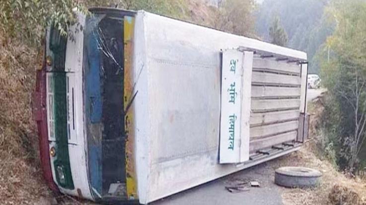 Mandi: HRTC bus overturned in Bhalyara, Sarkaghat, passengers narrowly escaped
