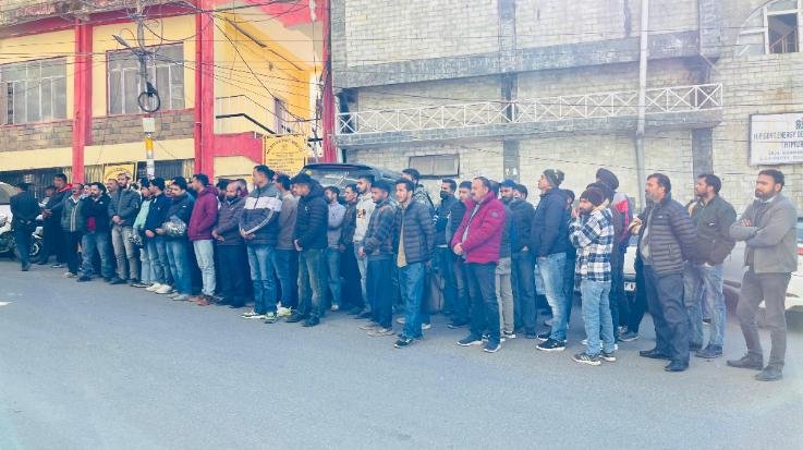 Shimla: Electricity Board Technical Employees Union staged a protest in Kasumpti.