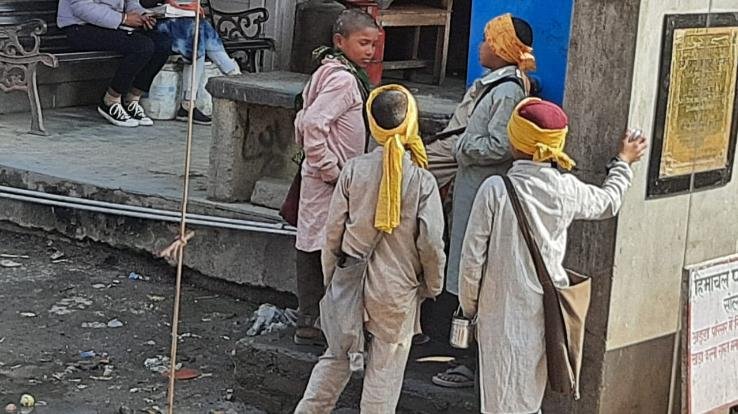 कुनिहार में बढ़ी भिखारियों की तादात, लोग परेशान