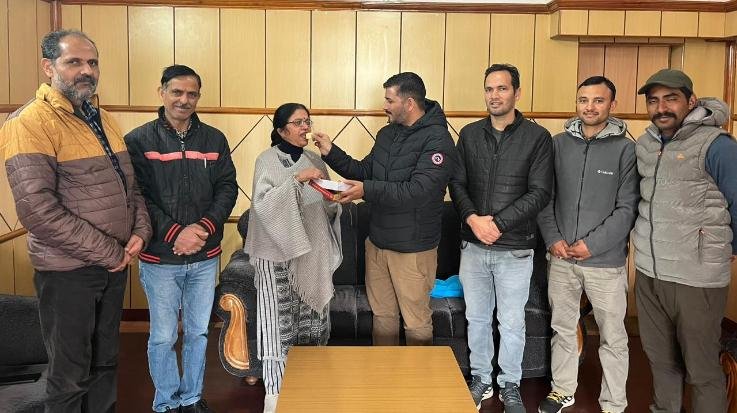 Shimla/Joginder Nagar: NPS Employees Federation honored retired employees on the anniversary of OPS reinstatement.