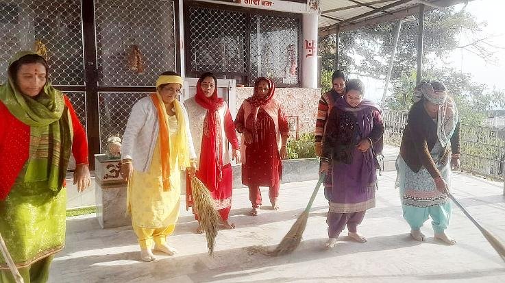 Hamirpur: On the call of PM, BJP Mahila Morcha started the campaign of cleaning temples and roads.