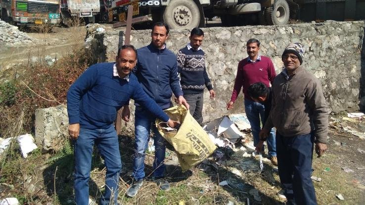 दाड़लाघाट में चलाया सफाई अभियान