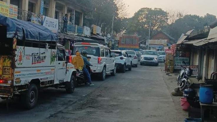  Dehra: Traffic jam due to vehicles parked on the side of Badal Thor road, people upset.