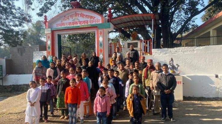  Dehra: Children remembered martyr Surjit by presenting patriotic songs.