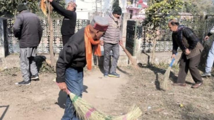 Jwalamukhi: Former minister Ravindra Singh Ravi along with BJP workers cleaned Mata Ashtabhuji temple.