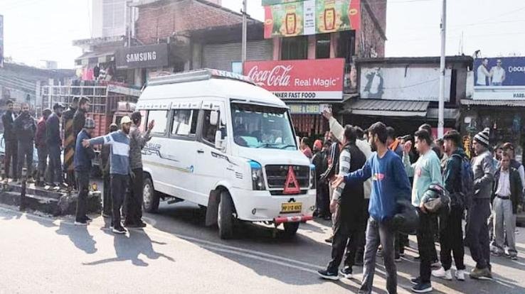 Dharamshala: Truck drivers again stopped vehicles in protest against change in hit and run law.