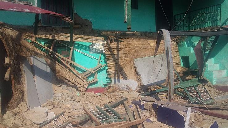 धूप में ही गिर गया बीपीएल परिवार की विधवा मीरां का मकान