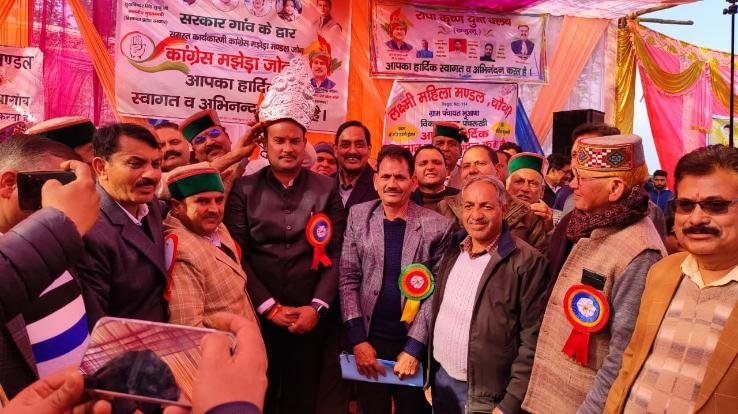 Jaisinghpur: Koli community presented a silver crown to AYUSH and Sports Minister Goma in Tinbad.