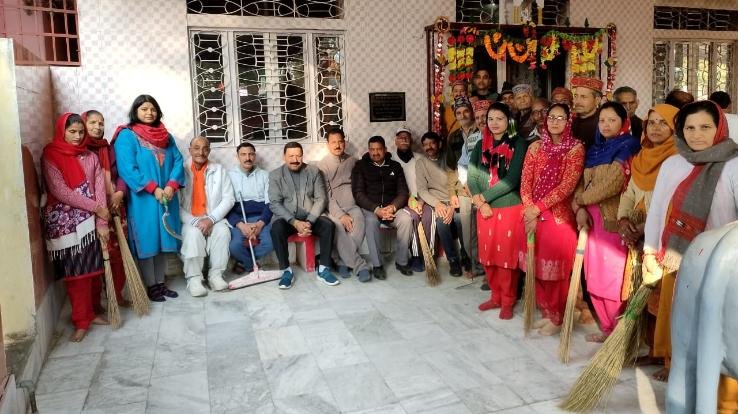 Jaisinghpur: BJP workers cleaned the Mata Guheshwari Tatahal temple complex.