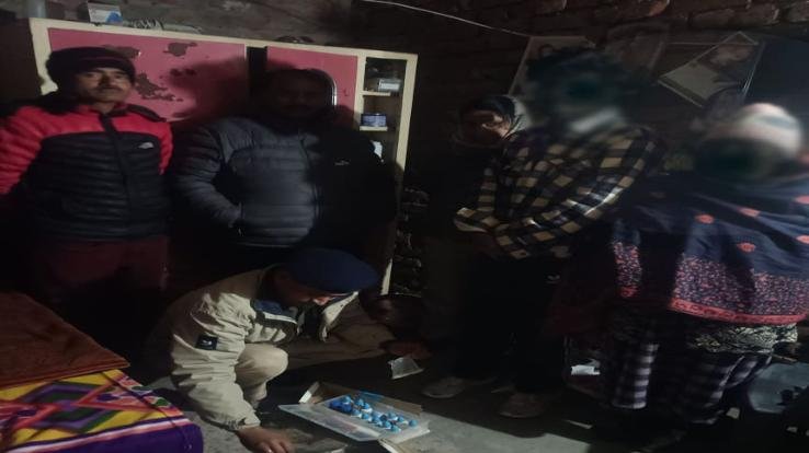 Indora: Police caught two drug smugglers including a woman with 8.62 grams of chitta.