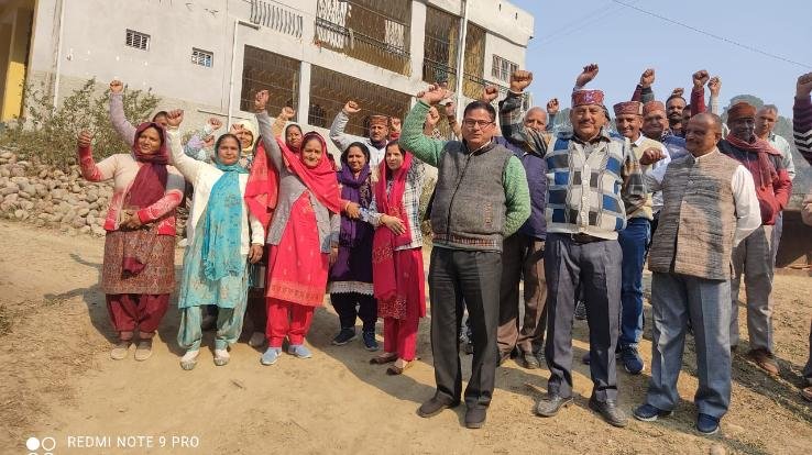  Jwalamukhi: People expressed anger over the closure of Lagdu connecting road from Ghatta Chowk in Khundian