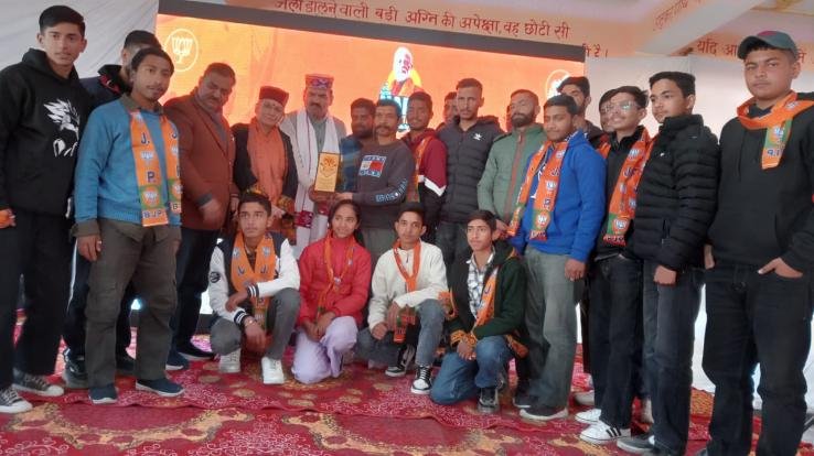 Solan: BJYM held Namo Nav voter conference at Sanatan Dharma Temple in Solan