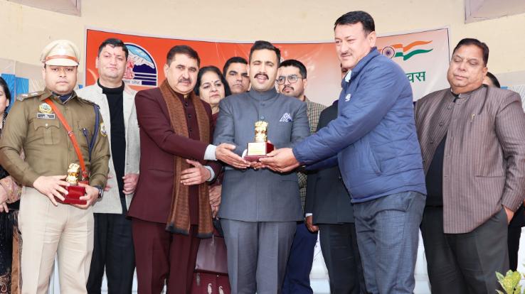Solan: Public Works Minister honored dignitaries who have performed outstandingly in various fields
