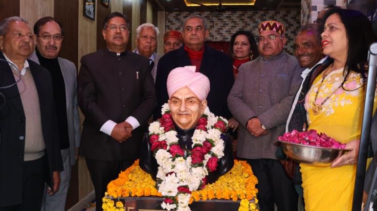 Dharamshala: CPS Butail unveils the statue of Rai Bahadur Jodhamal Kuthiala