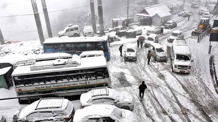 Himachal: Roads closed due to heavy snowfall, hundreds of HRTC routes affected