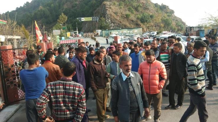ट्रक ऑपरेटरों ने शालुघाट से कंपनी गेट तक निकाली विरोध रैली