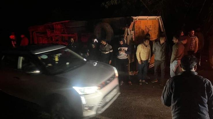  Jaisinghpur: Woman crushed by speeding truck, died