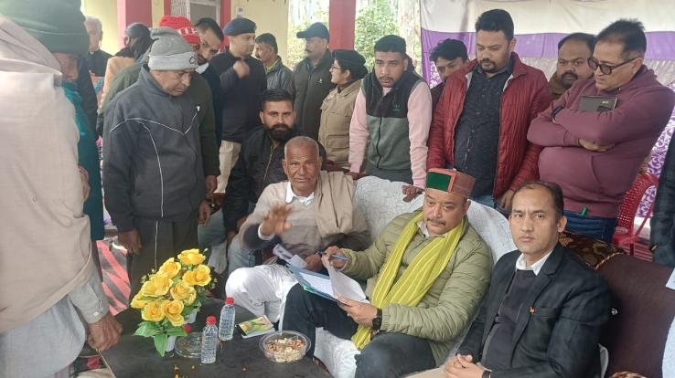 Indora: MLA Rajan listened to the problems of the people in Ghetta under the Government Village Door program.