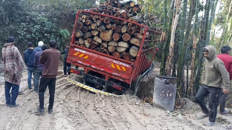 Jwalamukhi: Truck filled with wood stuck in the marshy road near Timber Chowk of Tip Panchayat. 123