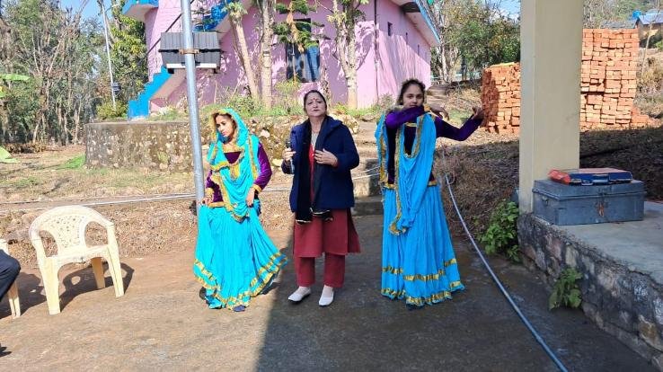 Jaisinghpur: Artists told the government's welfare schemes to the people.