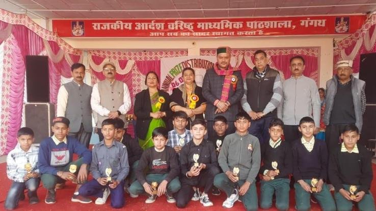 Indora: MLA Malendra Rajan distributed awards to the promising students of Gangath School.  123