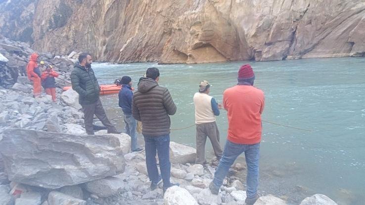 Kinnaur: DC inspected the search operation started for the youth who went missing in the accident.