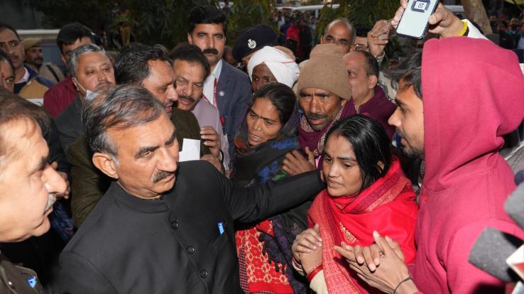 Solan: Chief Minister met the affected people of Barotiwala fire incident. 123