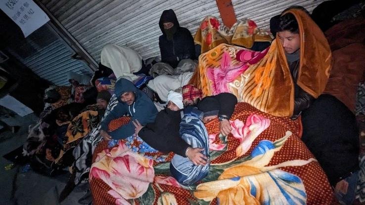 Despite the severe cold, JOA IT candidates remained sitting outside the secretariat throughout the night.