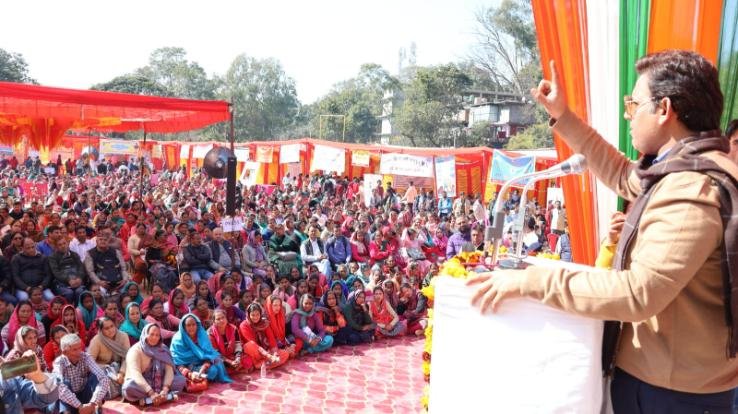 Dharamshala: RS Bali listened to people's problems in the program at the door of government village in Mataur.