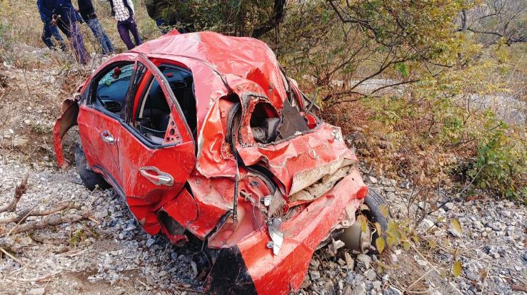  Sirmaur: Car fell into 150 meter ditch in Sangrah, one dead 123