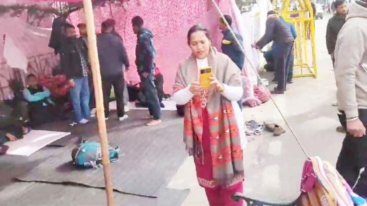 Shimla: Candidates of JOA IT post code 817 and other post codes started hunger strike.