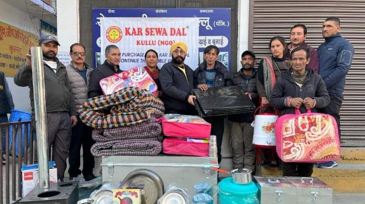 Kullu: Kar Seva Dal organization gave essential items to the fire affected family.